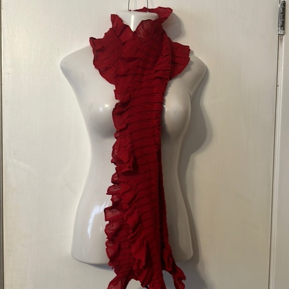 THE LIMITED RED SCARF - Picture 2 of 7